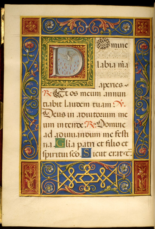 Ein offenes Buch, das eine illuminierte Handschrift mit einem großen, verzierten Buchstaben 'D' zeigt, umgeben von kunstvollen Entwürfen und Text in leuchtenden Farben.