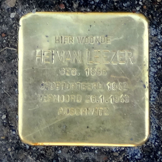 Messinggedenktafel am Boden mit der Inschrift "Hier Wohnte Heiman Leezer", die einen deutschen Soldaten gedenkt, der im Zweiten Weltkrieg starb.