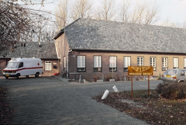 Ambulanz vor einem Backsteingebäude mit Fenstern geparkt