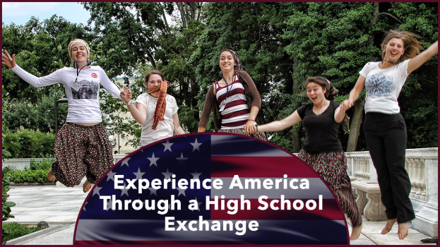 Eine Gruppe strahlender Frauen springt in der Luft im Freien, umgeben von Grün unter einem klaren blauen Himmel, mit Text unten lesbar "Erlebe Amerika durch einen High-School-Austausch."