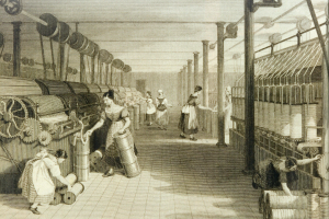 Eine Gruppe von Frauen bei der Arbeit in einer Fabrik, mit Maschinen, Polen und einem Dach im Hintergrund, dargestellt in Schwarz-Weiß.