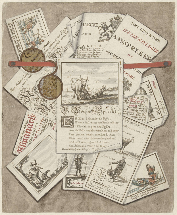 Ein altes Buch mit Karten und Münzen darauf verstreut.