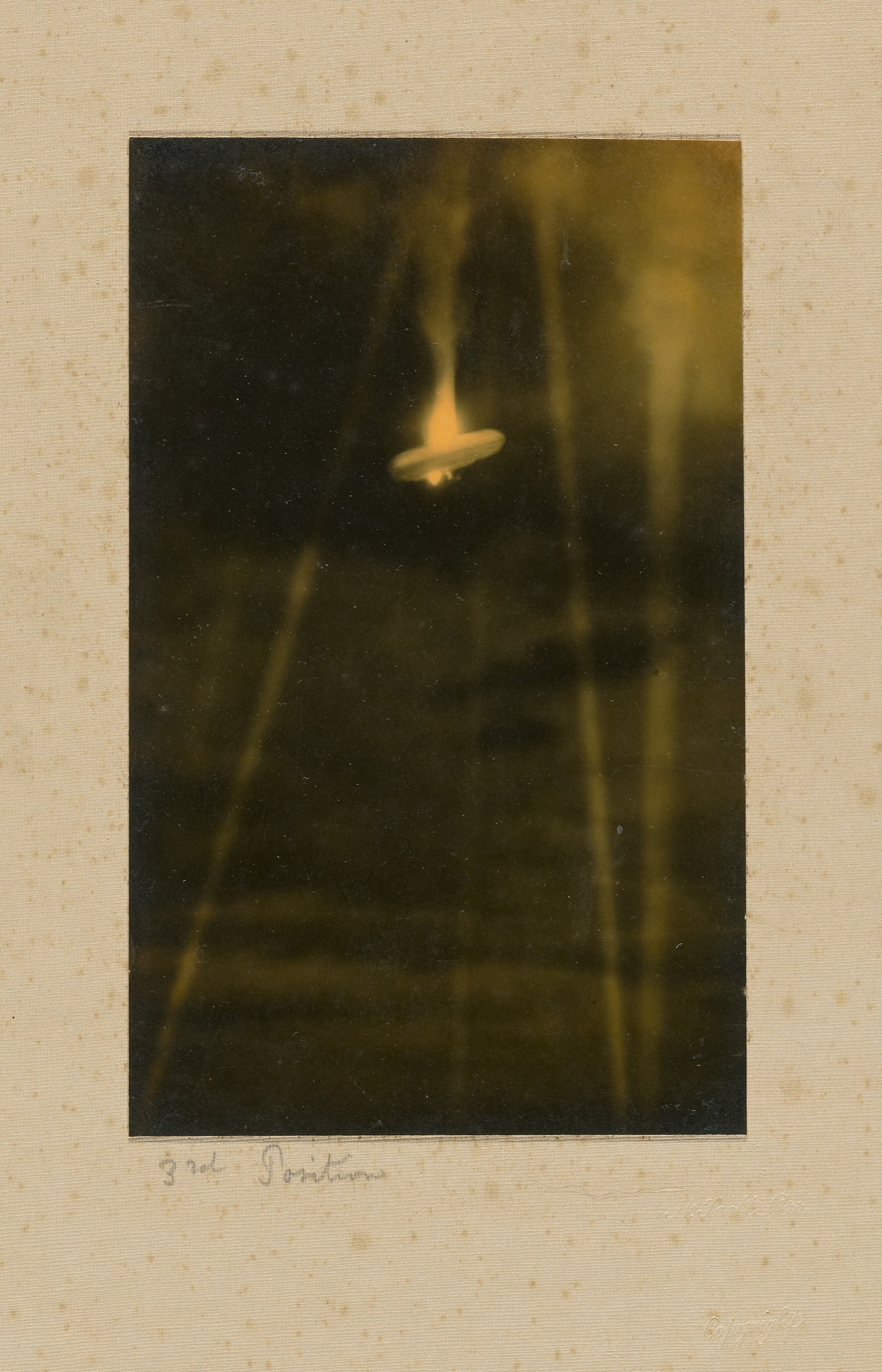 Schwarzes und weißes Foto eines unbekannten fliegenden Objekts über einem Gewässer mit Text unten.