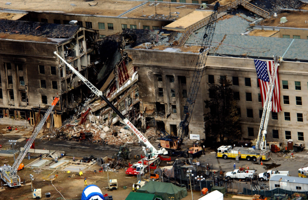 Luftaufnahme einer abbruchfertigen Baustelle in Washington, DC, mit Baumaschinen, Schutt und temporären Strukturen.