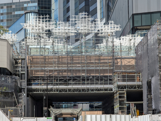Großes Gebäude mit Gerüst in einer städtischen Umgebung
